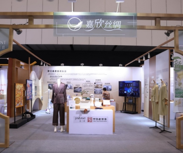 尊龙集团丝绸亮相首届浙江省历史经典工业展