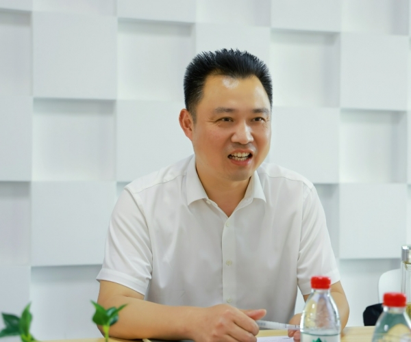 嘉兴国家高新区管委会俞春明主任调研尊龙集团丝绸，，，，，为生长鼓劲?